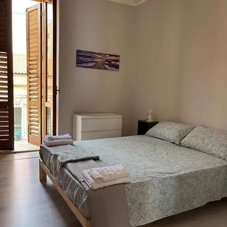 Bed & Breakfast La Sicula Atene House 200 Mt From Metro Giuffrida