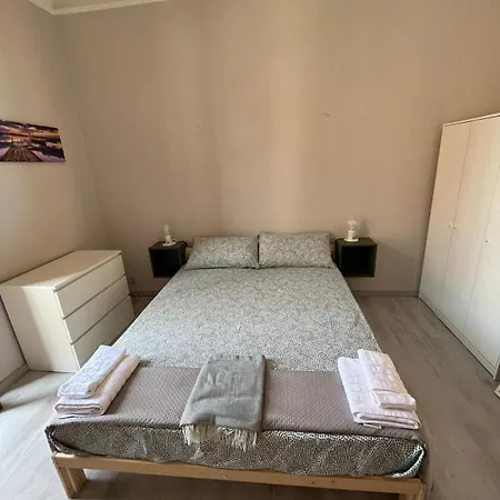 La Sicula Atene House 200 Mt From Metro Giuffrida Bed & Breakfast